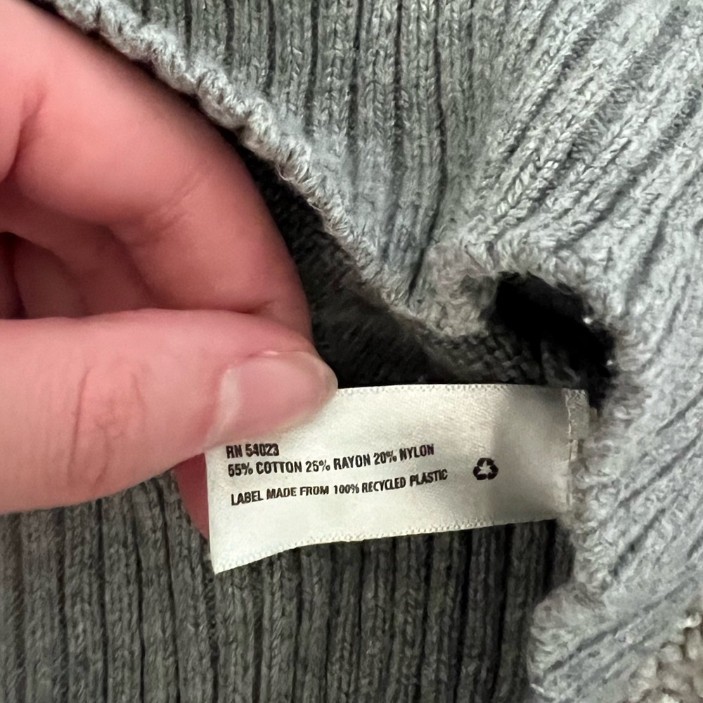 🔘GAP: Boy size M, gray long sleeve v-neck sweater, preowned🔘 - Picture 3 of 7
